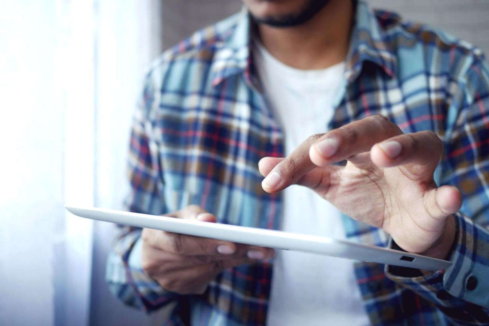 Une personne planifie sereinement ses finances personnelles avec des documents et un ordinateur